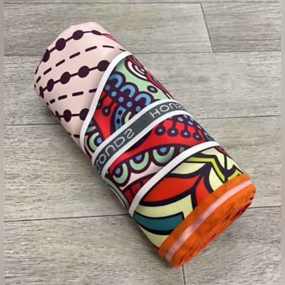 NWT! House of Clouds Multi Color Sand Free Microfiber Beach Towel - Picture 5 of 5